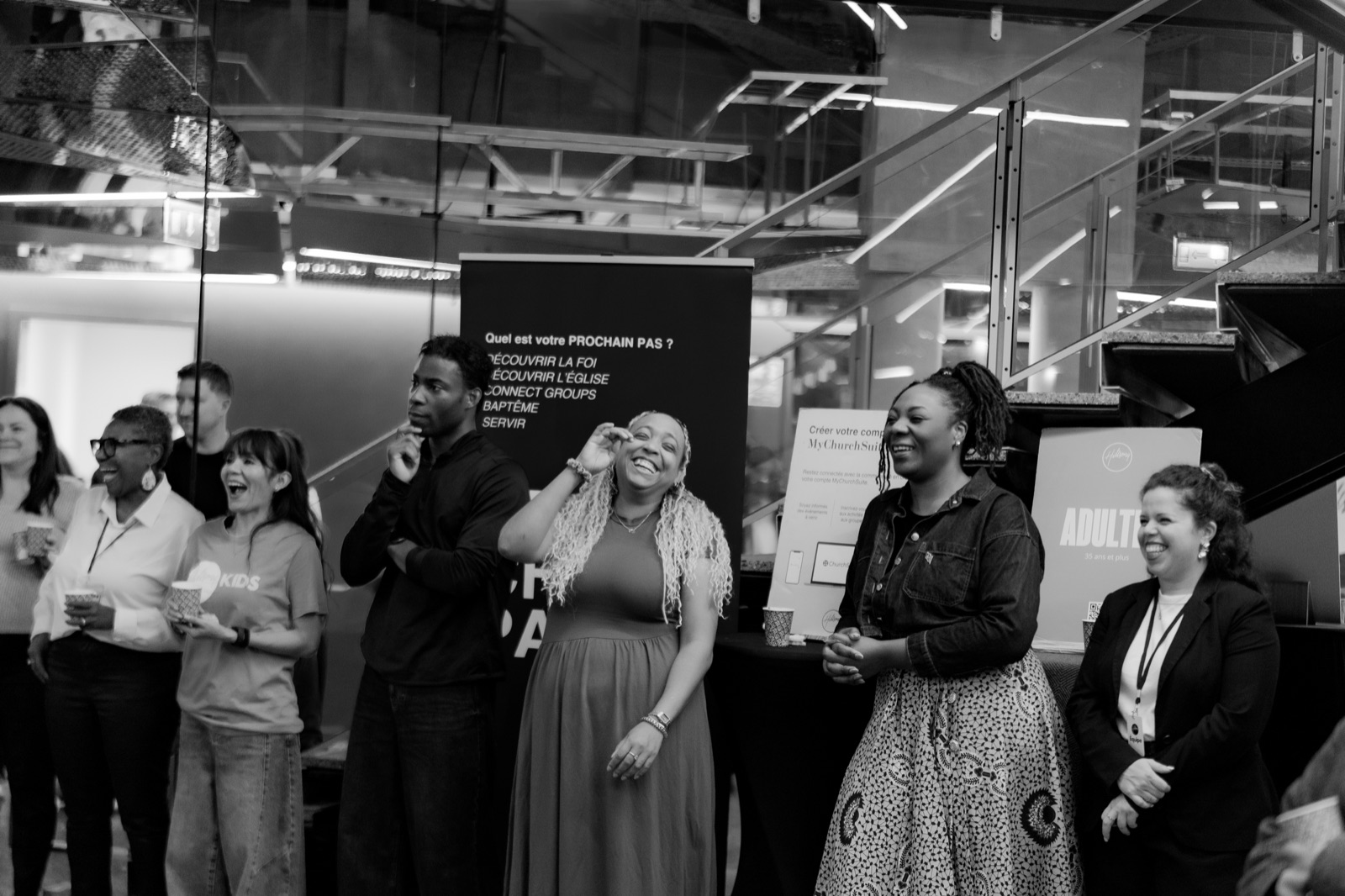 Un groupe réuni à Hillsong Paris