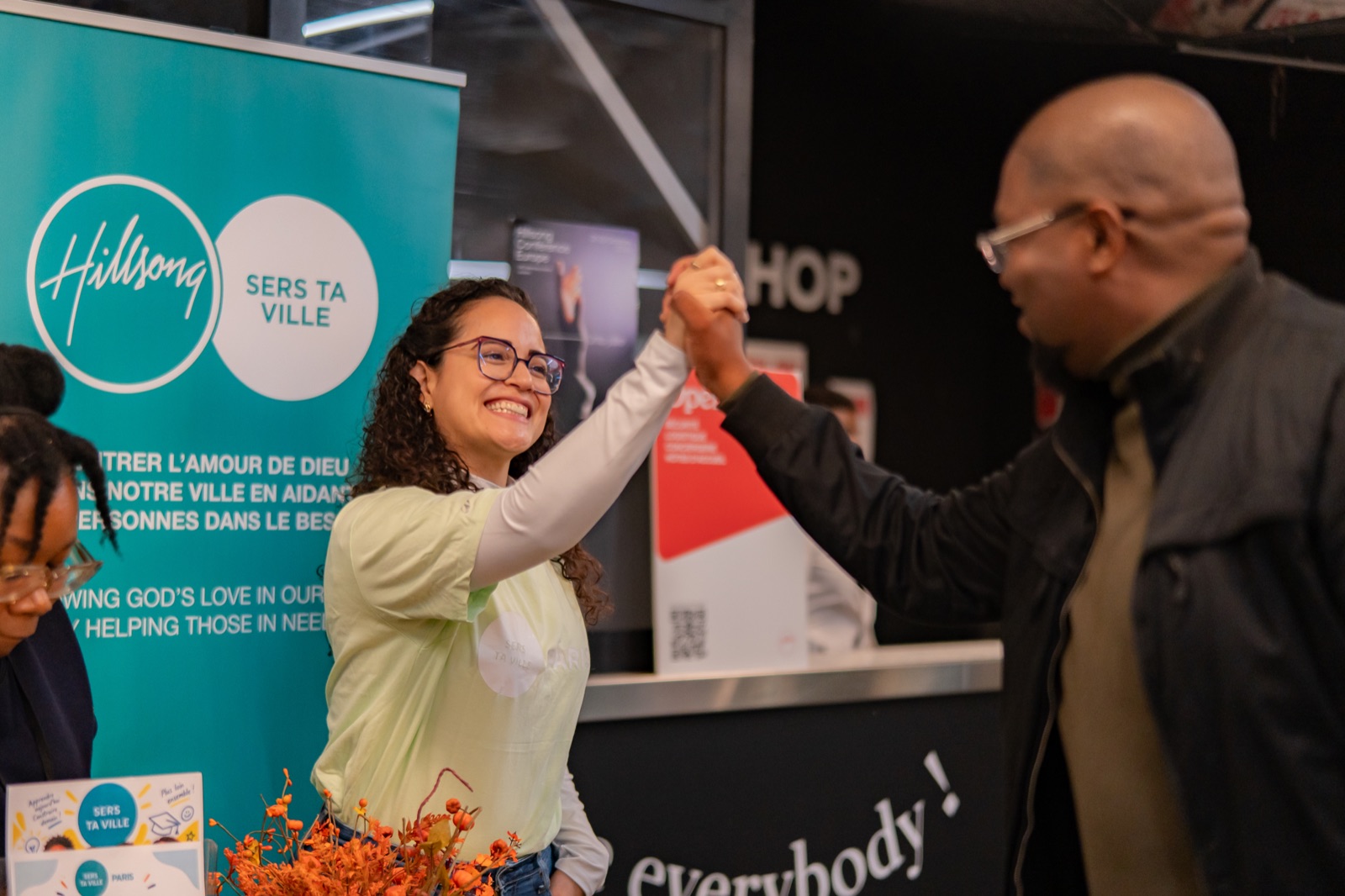 Un moment de partage au stand Sers ta ville de Hillsong Paris.