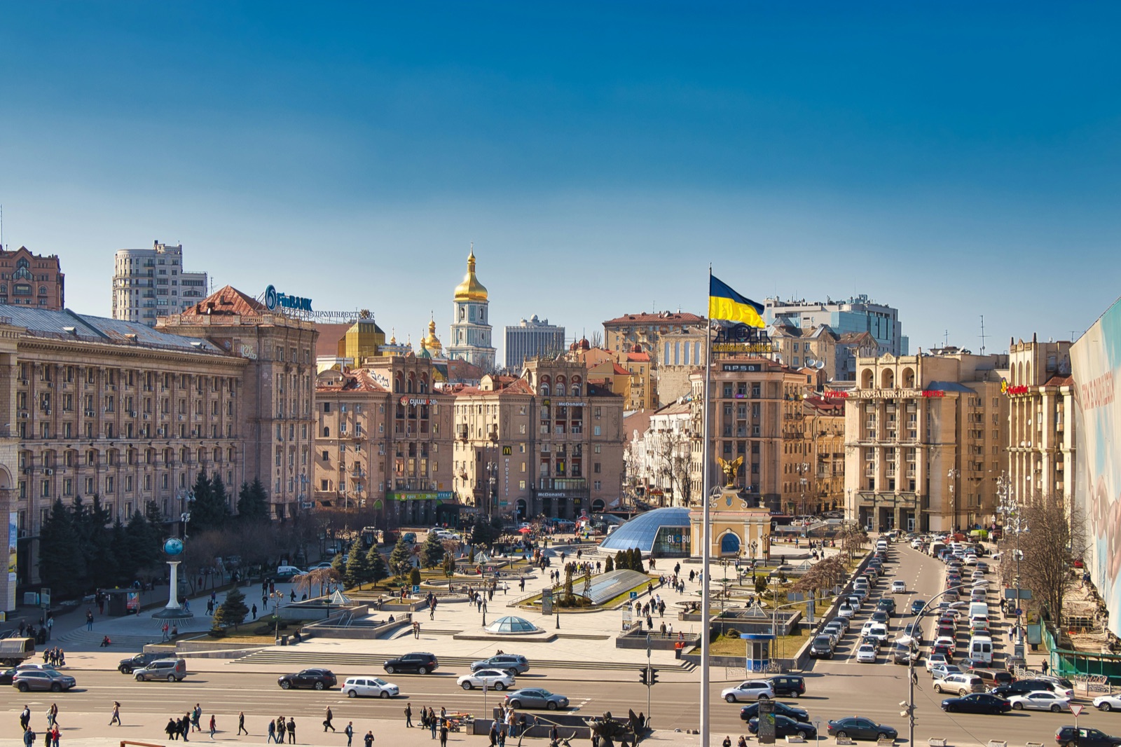 Vue de Kyiv avec le drapeau ukrainien