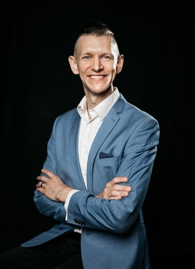 (English) Christopher Parkes, 