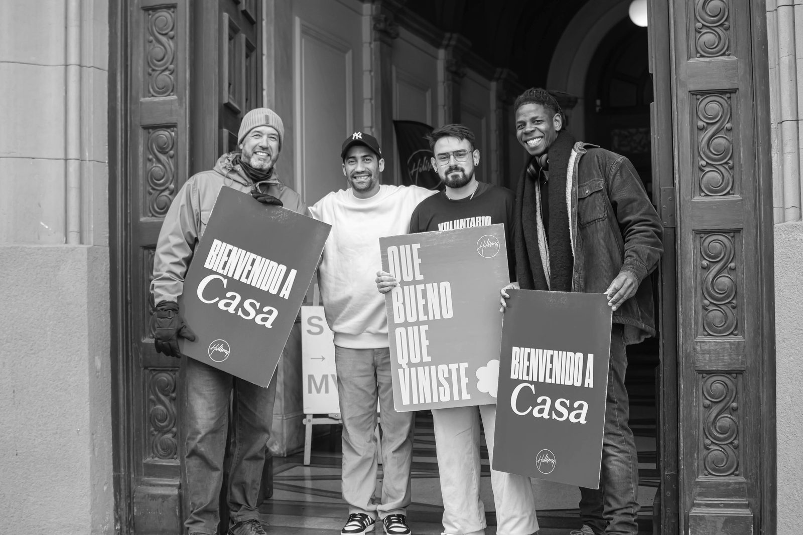 Equipo dando la bienvenida a la iglesia